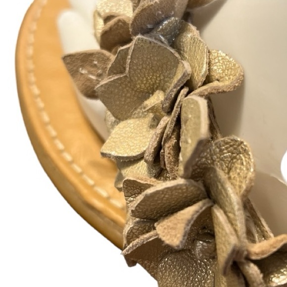 B.O.C. Born Concept Gold Tone Leather Floral Thong Sandals Size 9M - Picture 4 of 8